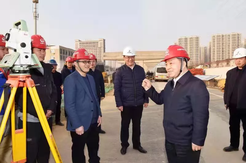 江西省委副書記、代省長(zhǎng)葉建春看望慰問(wèn)九洲高架東延項(xiàng)目一線職工