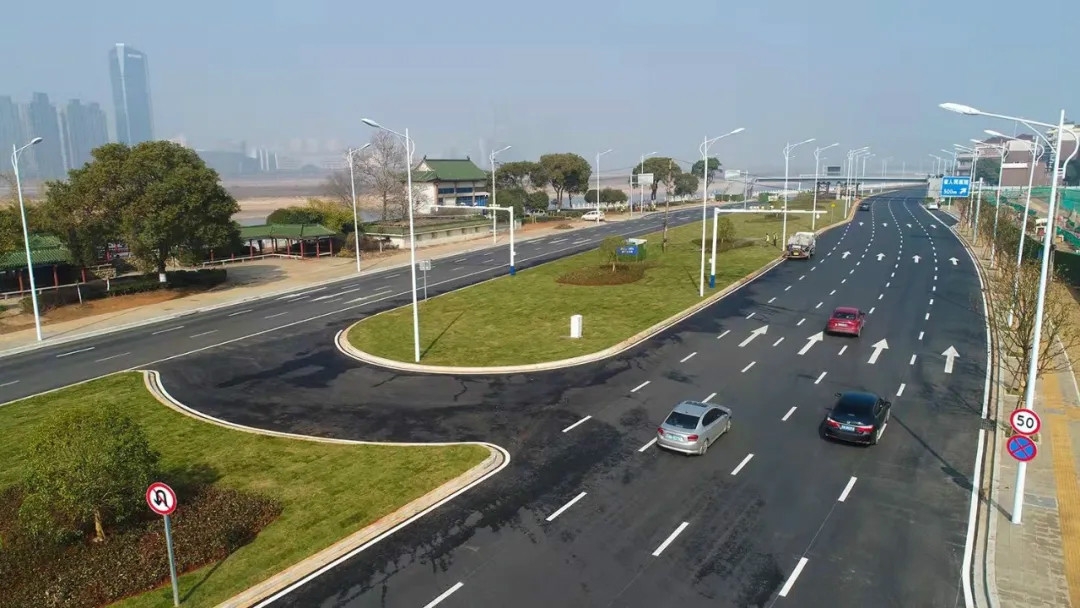 “不堵車了，通過(guò)時(shí)間至少縮短了三分之二” 沿江中北大道提升改造（一期）工程主線通車方便市民出行